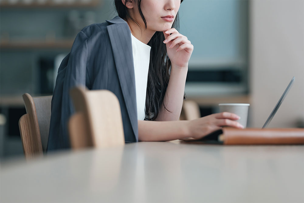 販促について悩む女性経営者